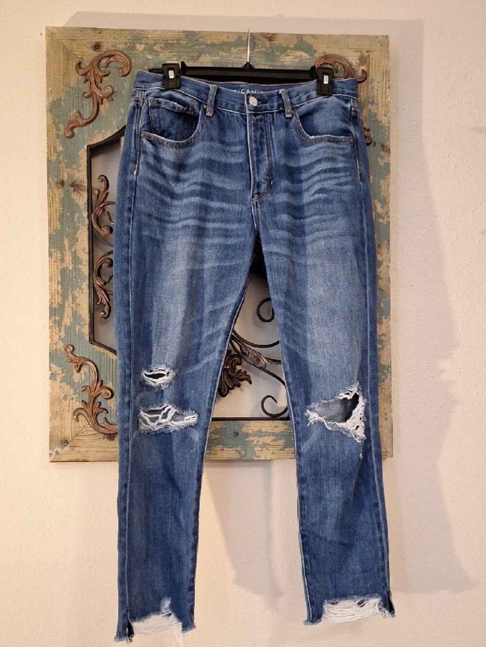 🔥🔥CLEARANCE🔥🔥 American Eagle Distressed Cropped Ankle Jeans. Size 6